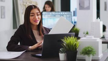 construção engenheiro em Video chamada com técnico para garantir adequado Projeto elementos, trabalhando com arquitetônico equipe técnica para Socorro com linhas e fabricação escala. mulher conversando em conectados teleconferência.