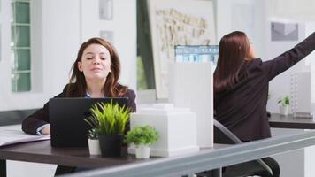 pov van ontwerper interactie met cliënt via video-oproep verbinding naar recensie bouwkundig plan voorstellen en stel voor vernieuwing keuzes. architect spreekt via web videoconferentie. statief schot. video