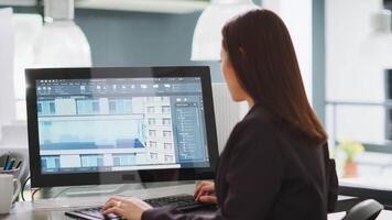 kreativ utvecklare design byggnad modeller på 3d programvara, arbetssätt på skapande konstruktion layout på arbetsstation. kvinna genomgå arkitektur uppgift med cad program, börja byrå. video