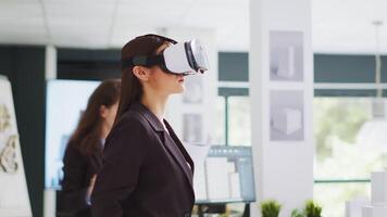 architecte conception Nouveau fabrication plan avec vr lunettes, travail dans agence Bureau à remodeler bâtiment éléments. industriel technicien création esquisser pour ingénierie projet, intérieur conception. video