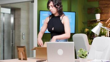 mujer es consiguiendo despedido desde el trabajo. ella hojas el oficina muy nervioso video