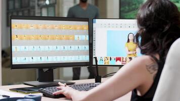 i kreativ media byrå kvinna fotograf är arbetssätt på en omgång av foton. hon användningar professionell mjukvara Ansökan video