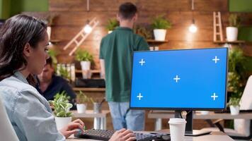 donna digitando su computer e sorsi caffè nel davanti di un' schermo modello nel un' accogliente e moderno ufficio ambiente video