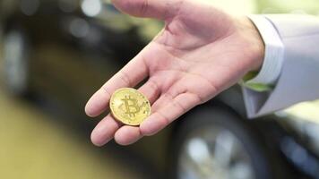 uomo d'affari hold d'oro po moneta telescrivente simbolo btc, finanza i soldi bitcoin concetto. scorta. bitcoin BTC il nuovo virtuale i soldi video