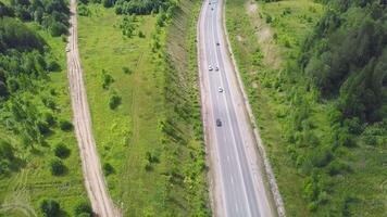 oben Aussicht von ländlich Straße. Clip. ländlich Autobahn mit der Verkehr im Wald. Vorort- Autobahn mit Autos. Reise video