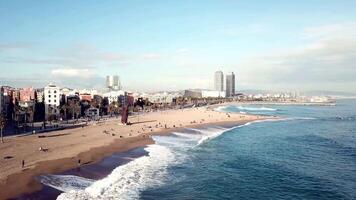 vue de le hôtels et le bondé des plages de le recours ville. action. Haut vue de le ville situé sur le plage sur une ensoleillé journée video