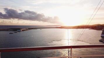 de se från de Yacht på de solnedgång på de hav. stock. skön dramatisk solnedgång på de hav. drömmar komma Sann video