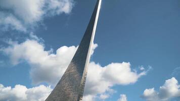 Moscou, Russie - août 20, 2019. vue de le bas sur le magnifique haute monument à le conquérants de espace contre une bleu ciel. action. obélisque avec une fusée dans Moscou sur vdnkh video