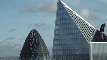 Nahansicht Aussicht von das Maria Axt Gebäude oben ebenfalls bekannt wie Gurke im das Center von London, England. Aktion. modern Englisch Wolkenkratzer video