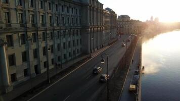 topp se av vägbank med motorväg. skön stadsbild med körbana, trottoar på pir med fiskare och fotgängare och arkitektonisk byggnad video