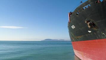 beroemd verlaten wrak Aan de zee. schot. top visie van een verlaten schip Aan de strand video