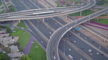 topo Visão cidade tráfego do rodovia e ponte. estoque. topo Visão do a rodovia com carros dentro dubai video