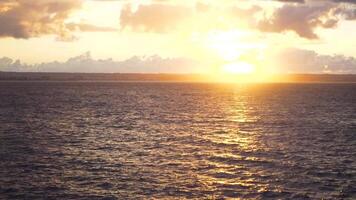 ljus solnedgång med stor gul Sol under de hav yta. stock. solnedgång på de hav. bakgrund av färgrik himmel begrepp. dramatisk solnedgång video