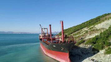 topo Visão do ciclone danificar do estragado navio lavado em terra a partir de ciclone. tomada. a navio lavado em terra video