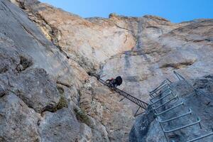 masculino montaña trepador en un vía vía ferrata de dolomitas montañas en Italia. viaje aventuras concepto, dolomitas Alpes. foto