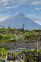 reflexión de merapi volcán foto