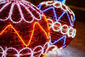Bolas decorativas de Navidad para exteriores con alambres brillantes y agujas de abeto rojo. foto