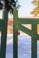 puerta de madera cerrada a la luz del día de invierno foto