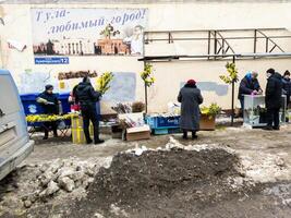 personas de venta Mimosas en un sucio primavera calle en tula, Rusia foto