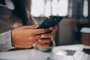 asiático mujer de negocios trabajando en ordenador portátil computadora Mira para trabajo en línea, Lanza libre mirando y mecanografía en cuaderno en mesa, estilo de vida de mujer estudiando en línea foto