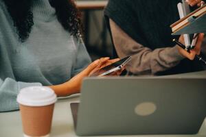 asiático mujer de negocios trabajando en ordenador portátil computadora Mira para trabajo en línea, Lanza libre mirando y mecanografía en cuaderno en mesa, estilo de vida de mujer estudiando en línea foto