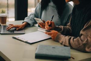 asiático mujer de negocios trabajando en ordenador portátil computadora Mira para trabajo en línea, Lanza libre mirando y mecanografía en cuaderno en mesa, estilo de vida de mujer estudiando en línea foto