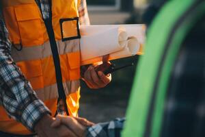 equipo construcción o Ingenieria grupo y obrero. trabajo en equipo y determinación a tener éxito. la seguridad difícil sombrero a evitar accidente mientras trabajando transporte y envase equipo. concepto reiniciar y nuevo normal foto