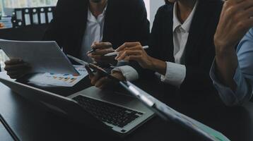 reunión de trabajo en equipo de ingenieros, trabajo de dibujo en la reunión de planos para el trabajo del proyecto con un socio en la construcción de modelos y herramientas de ingeniería en el concepto de sitio de trabajo, construcción y estructura. foto