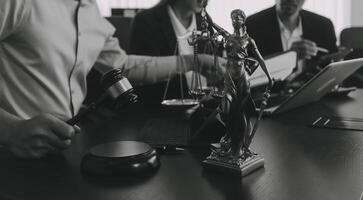 grupo de experimentado abogados y abogados dando consulta a cliente, Ayudar con difícil demanda judicial, explicando legal procedimientos y que se discute acuerdo términos. ley servicios y apoyo concepto foto