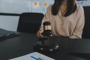 grupo de experimentado abogados y abogados dando consulta a cliente, Ayudar con difícil demanda judicial, explicando legal procedimientos y que se discute acuerdo términos. ley servicios y apoyo concepto foto