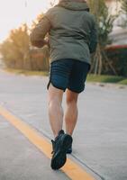 atleta corredor pies corriendo en la carretera trotar concepto a al aire libre. hombre corriendo para ejercicio.atleta corredor pies corriendo en camino, trotar concepto a al aire libre. hombre corriendo para ejercicio. foto