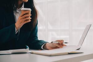 pensando acerca de cómo a tomar el negocio a tecnológico alturas recortado Disparo de un atractivo joven mujer de negocios trabajando en su oficina. foto