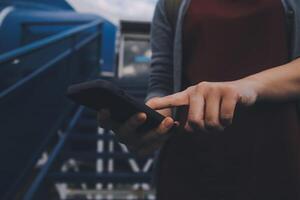 contento atractivo asiático mujer viajero con mochila a el moderno aeropuerto Terminal, Copiar espacio, turista viaje viaje concepto foto