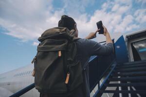 contento atractivo asiático mujer viajero con mochila a el moderno aeropuerto Terminal, Copiar espacio, turista viaje viaje concepto foto