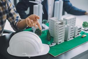 concepto de construcción y estructura de reunión de ingenieros o arquitectos para el proyecto que trabaja con socios y herramientas de ingeniería en la construcción de modelos y planos en el lugar de trabajo, contrato para ambas empresas. foto