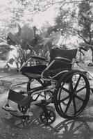 soltero silla de ruedas estacionado en hospital pasillo foto