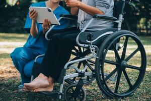 mayor asiático mayor mujer en silla de ruedas con asiático Cuidado cuidador y animar paciente, caminando en jardín. con cuidado desde un cuidador y mayor salud seguro en Dom ligero foto