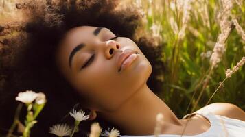 ai generado pacífico retrato de un joven africano americano mujer acostado en un césped campo y oliendo el aroma de un flor foto