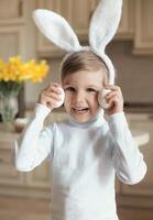 vertical retrato de contento pequeño chico en conejito traje, participación a primavera Pascua de Resurrección fiesta foto