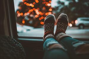 ai generado cerca arriba de mujer pies en calentar calcetines sentado en el coche ventana foto