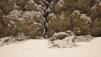 uma grupo do pedras sentado dentro a meio do uma deserto video