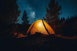 ai generado cámping tienda en el bosque a noche con estrellado cielo. foto