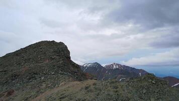 bergig Landschaft im wolkig Wetter. Drohne Video. video