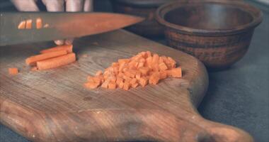 culinária técnica para corte legumes. cenouras para cozimento dentro a forno com batatas. video