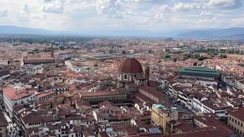 antenne visie van Florence, Italië, panoramisch visie van Florence met historisch gebouwen en de iconisch kathedraal koepel video