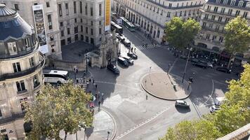 Paris Frankreich 29.09.2023 ein Aussicht von das Überschneidung von Straßen. erhöht Aussicht von ein geschäftig Paris Straße Überschneidung mit Fußgänger, Verkehr, und architektonisch Einzelheiten. video