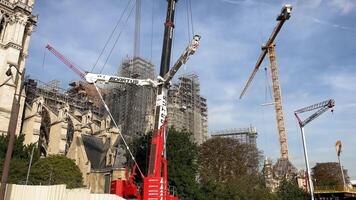 Paris Frankreich 29.09.2023 Wiederherstellung von Notre Dame Kathedrale im Paris, Notre Dame Kathedrale unterziehen Wiederherstellung und Wiederaufbau, umgeben durch Gerüst und Kräne unter ein klar Himmel. video