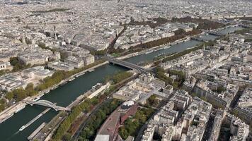 aérien vue de Paris avec Seine rivière et des ponts, aérien coup capturer le Seine rivière tissage par Paris, avec des ponts et historique ville disposition video