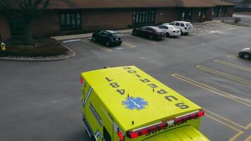 Chicago. Etats-Unis 19.10.2022 un ambulance se précipiter à une malade patient. un ambulance avec clignotant lumières est sur ses façon. video