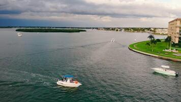Florida st. petersburg. 24.10.2022 Tourist Schiffe Segeln im das Bucht. dunkel Himmel und ein Annäherung Sturm. video